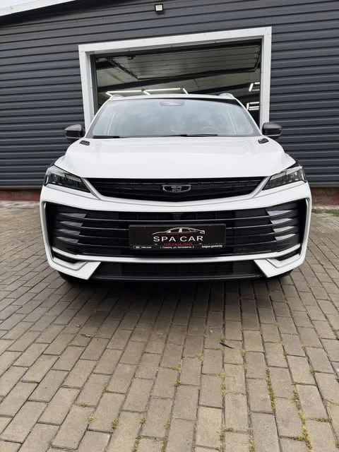 Белый Geely у въезда в студию SPA Car