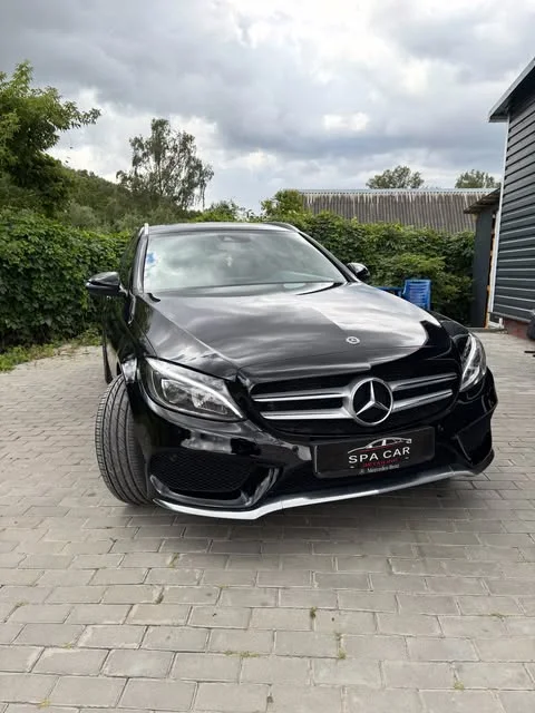 Чёрный Mercedes-Benz у студии SPA Car